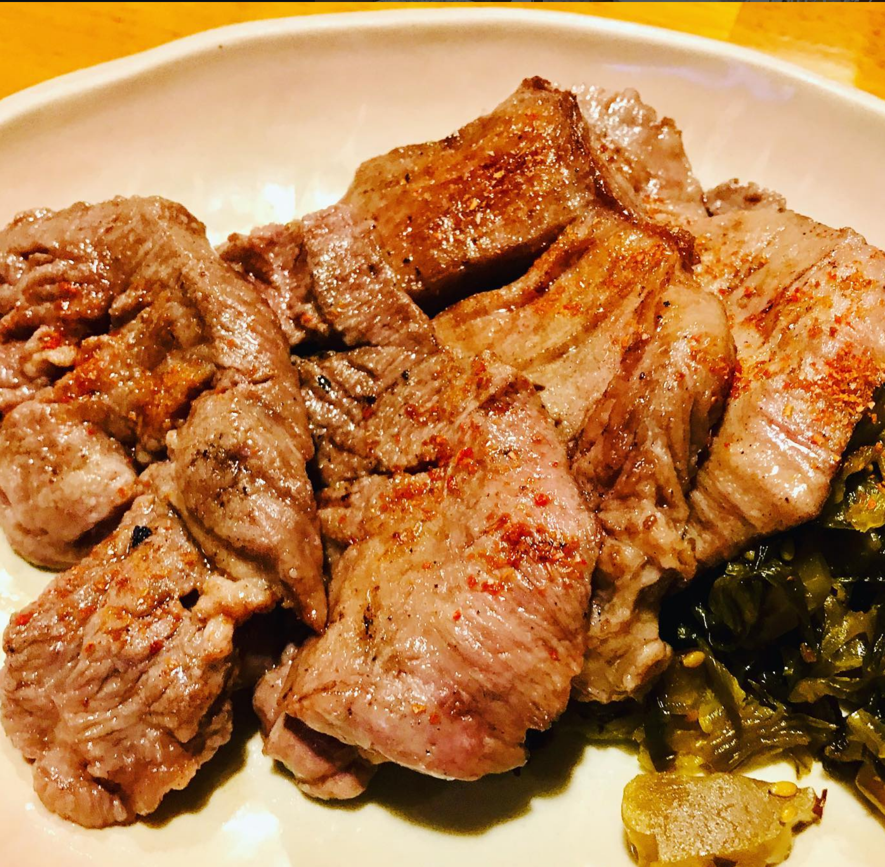 香ばしく焼いた牛たんのアップ