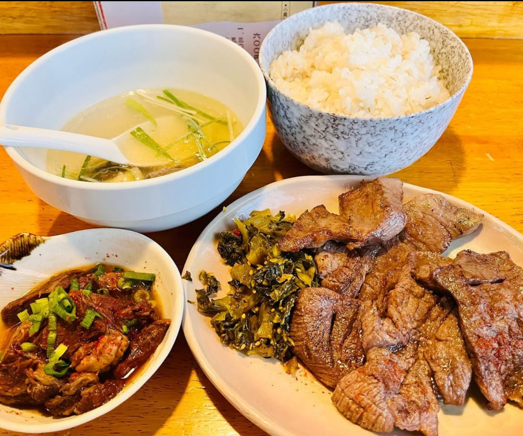 牛たん、麦飯、スープ、小鉢が並んだ定食